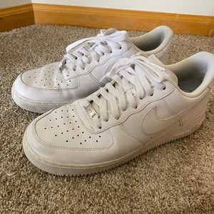 Super hot used mens Nike Air Force 1 low shoes - size 10.